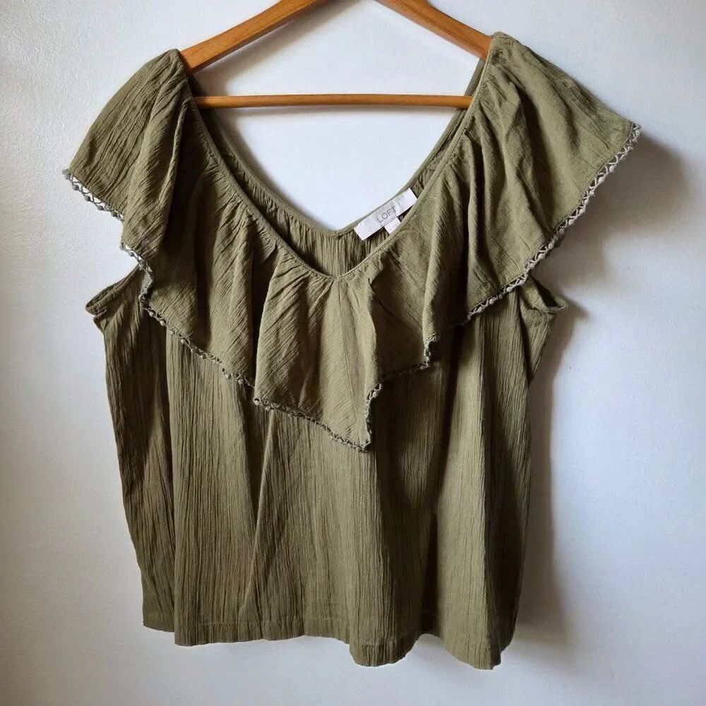 NWT LOFT SAGE GREEN V NECK SLEEVELESS BLOUSE SIZE SMALL